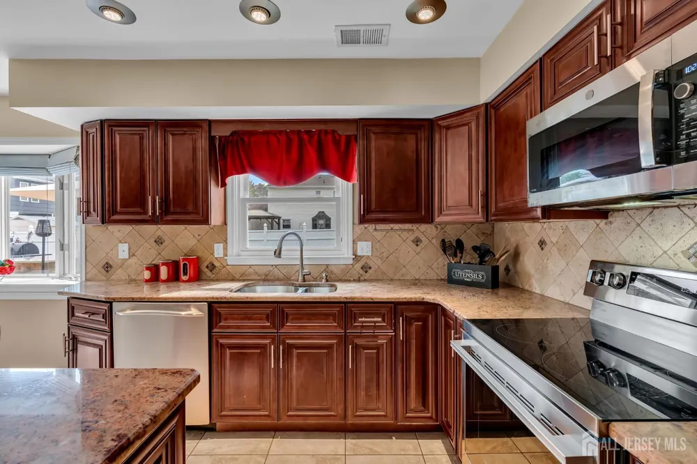 23 N Rhoda St, Monroe, NJ 08831