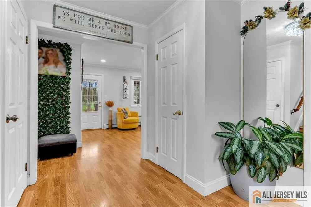 5 Travis Ct, Monroe, NJ 08831