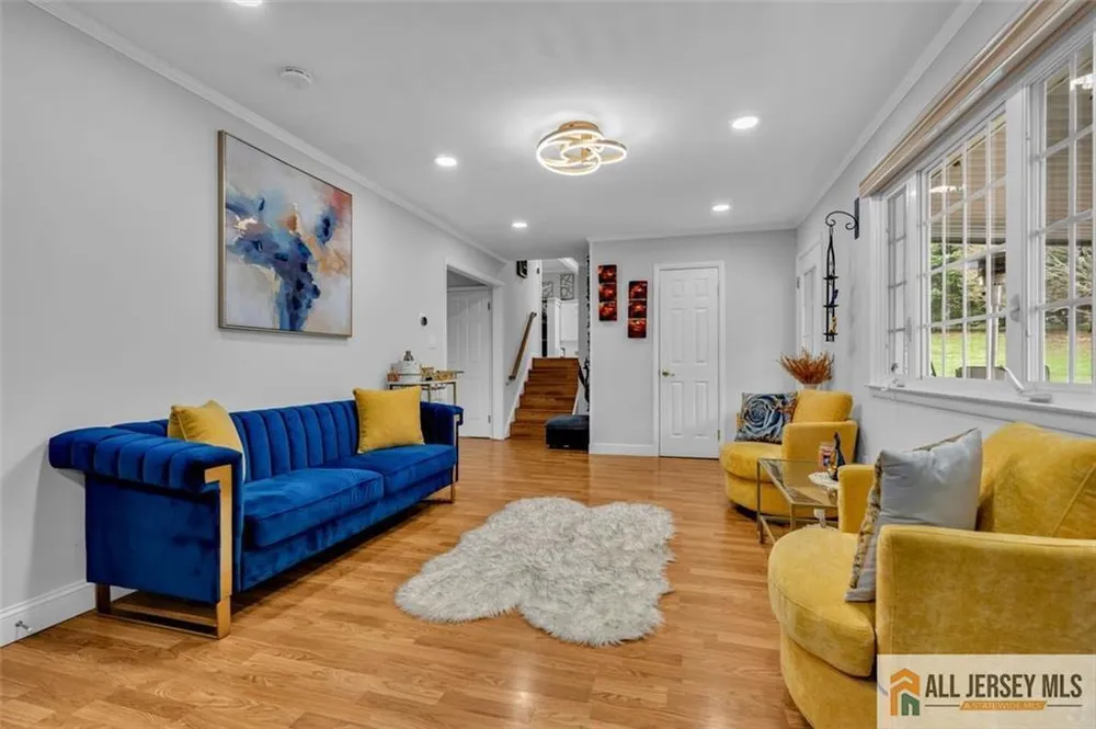 5 Travis Ct, Monroe, NJ 08831
