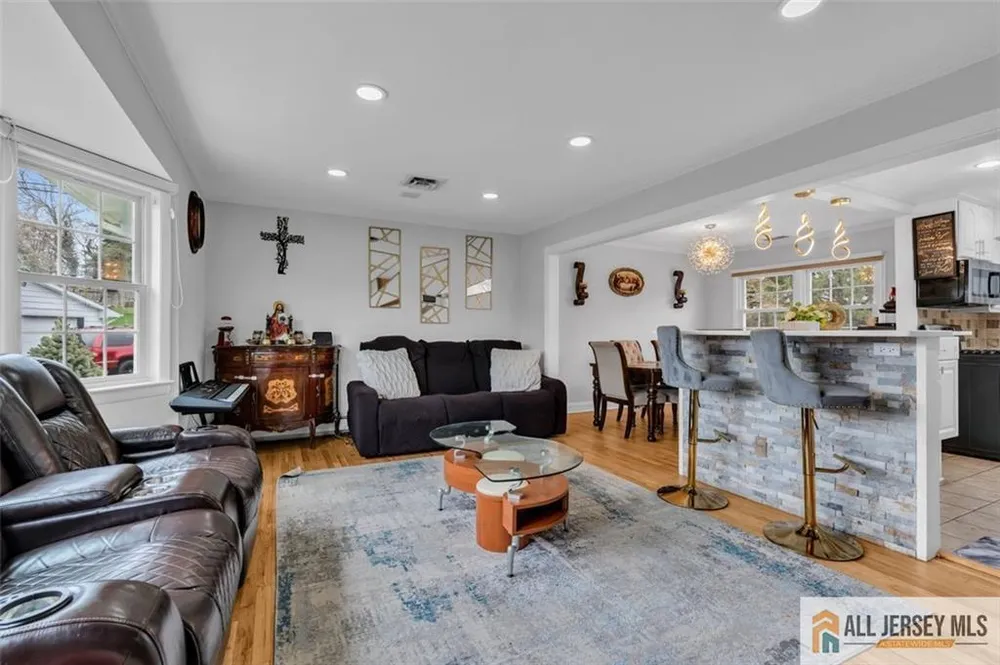 5 Travis Ct, Monroe, NJ 08831