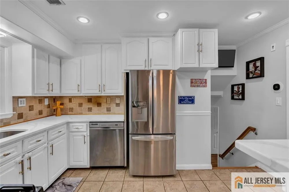 5 Travis Ct, Monroe, NJ 08831