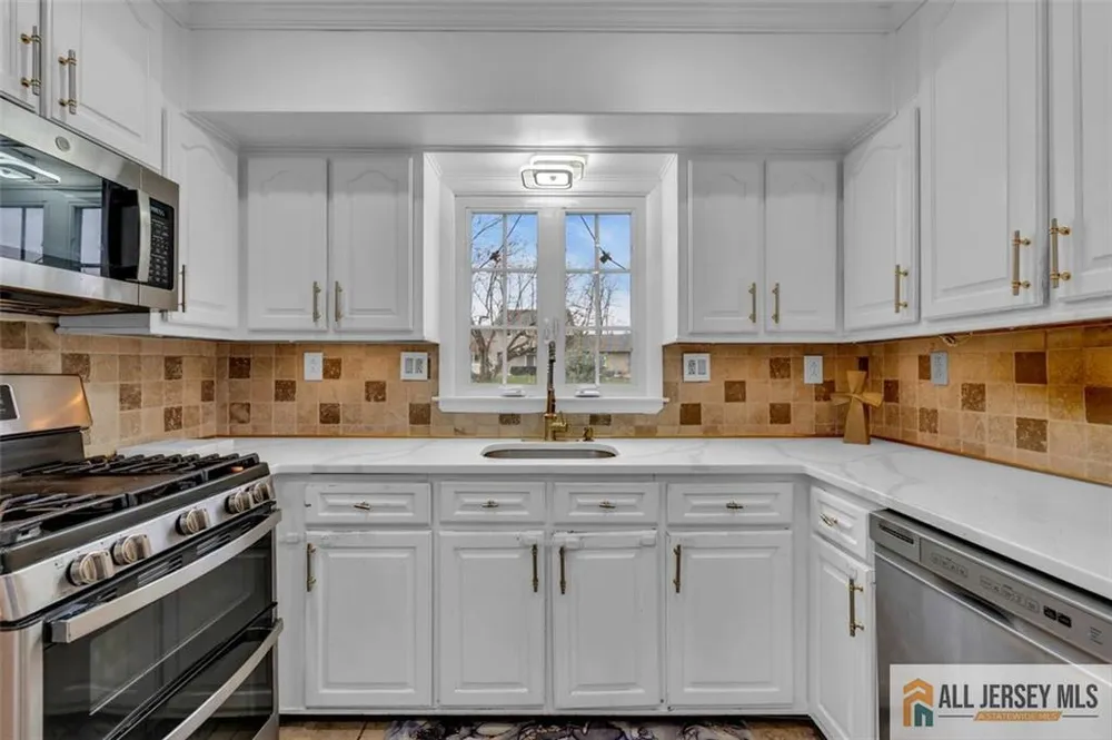 5 Travis Ct, Monroe, NJ 08831
