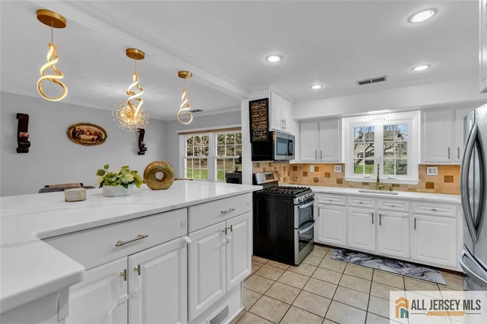 5 Travis Ct, Monroe, NJ 08831