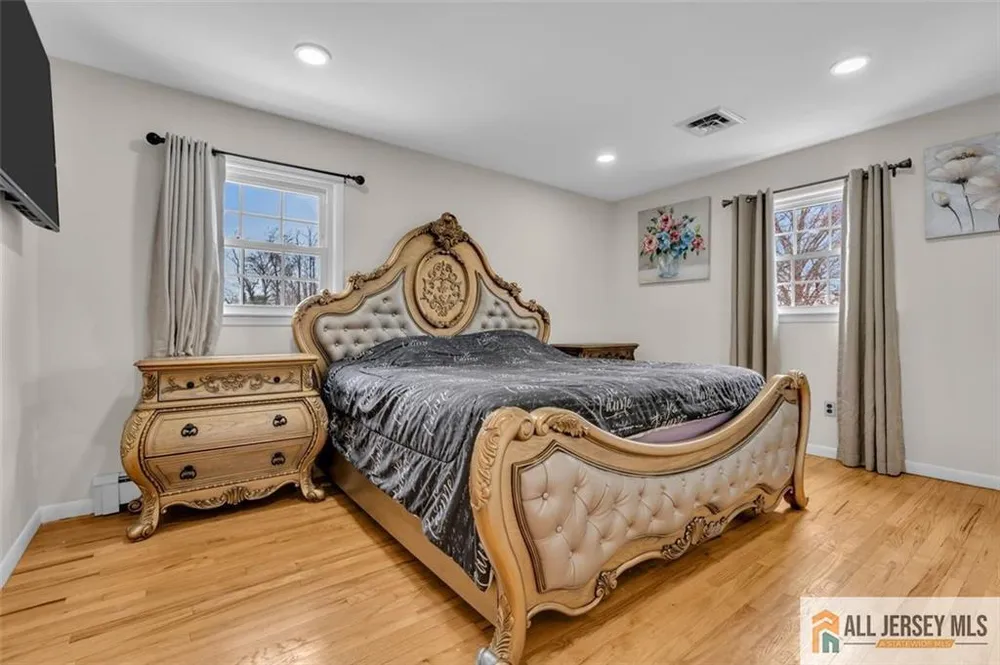 5 Travis Ct, Monroe, NJ 08831