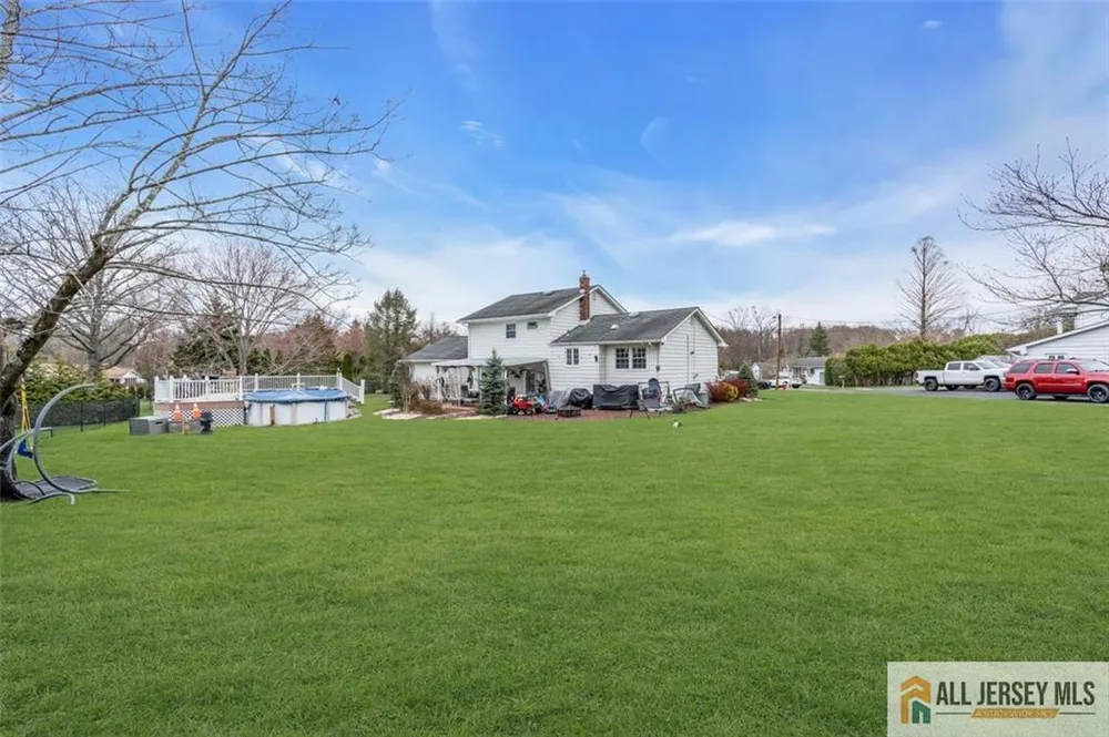 5 Travis Ct, Monroe, NJ 08831