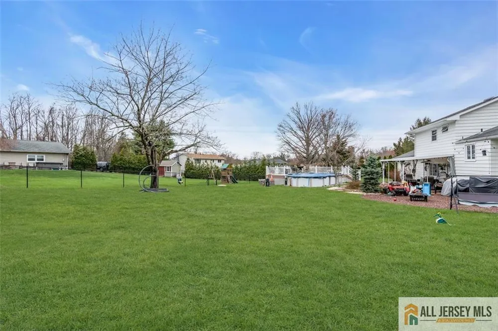 5 Travis Ct, Monroe, NJ 08831