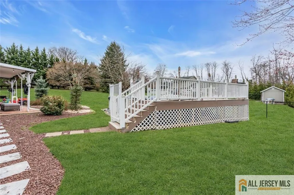5 Travis Ct, Monroe, NJ 08831