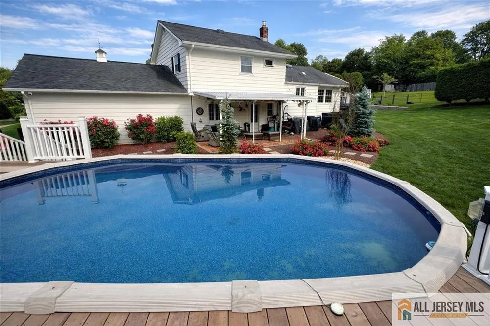 5 Travis Ct, Monroe, NJ 08831