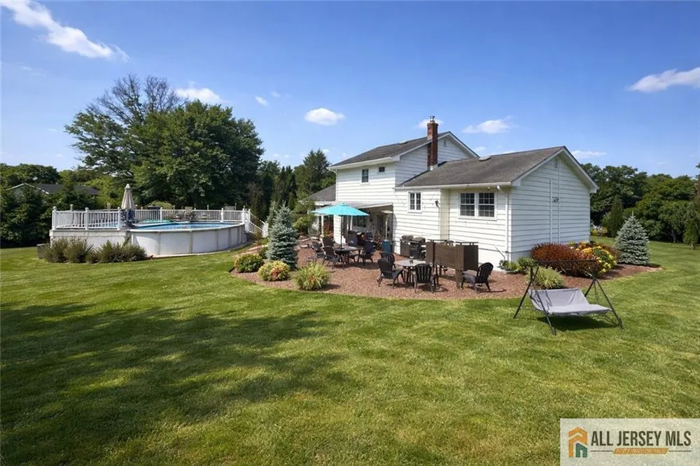 5 Travis Ct, Monroe, NJ 08831
