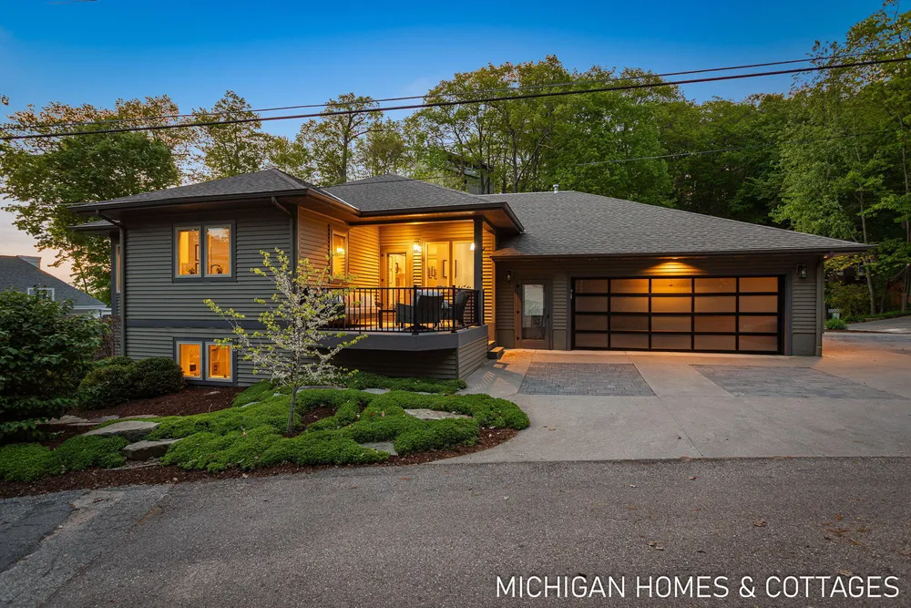 6700 Ratcliff Dr, Holland, MI 49423