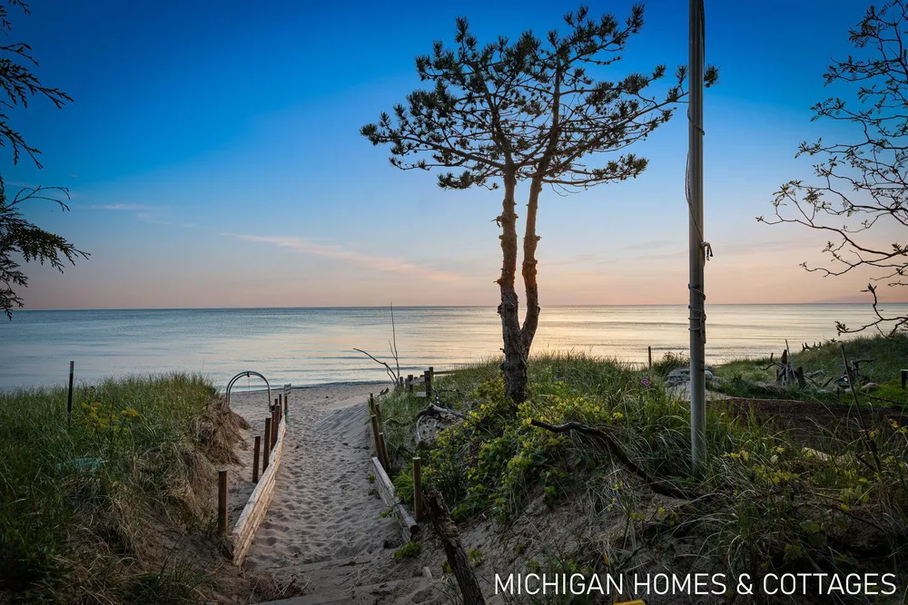 6700 Ratcliff Dr, Holland, MI 49423