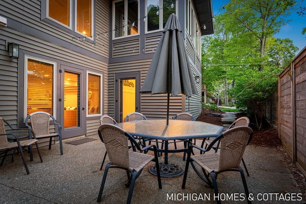 6700 Ratcliff Dr, Holland, MI 49423