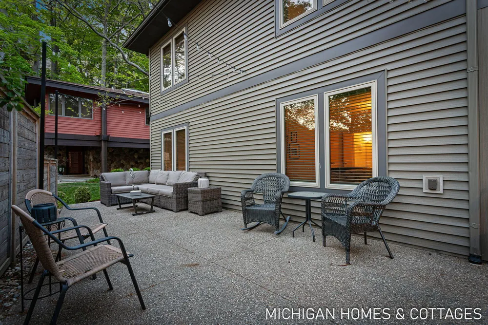 6700 Ratcliff Dr, Holland, MI 49423