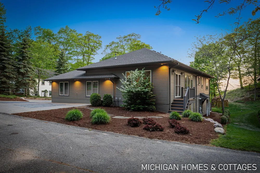 6700 Ratcliff Dr, Holland, MI 49423