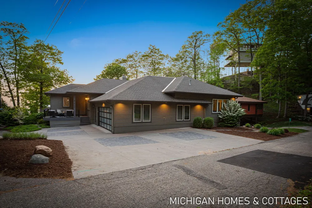 6700 Ratcliff Dr, Holland, MI 49423