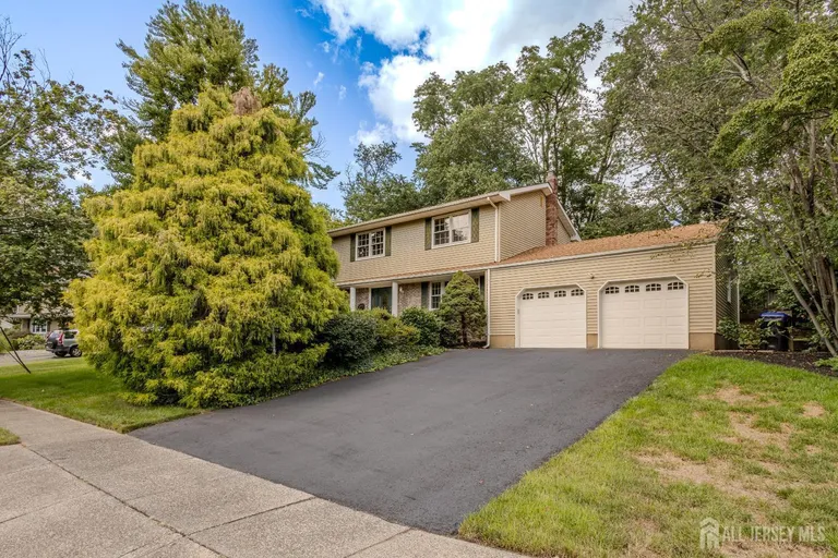 17 Stephens Dr, East Brunswick, NJ 08816