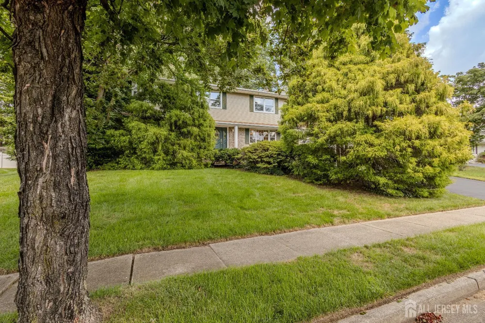 17 Stephens Dr, East Brunswick, NJ 08816