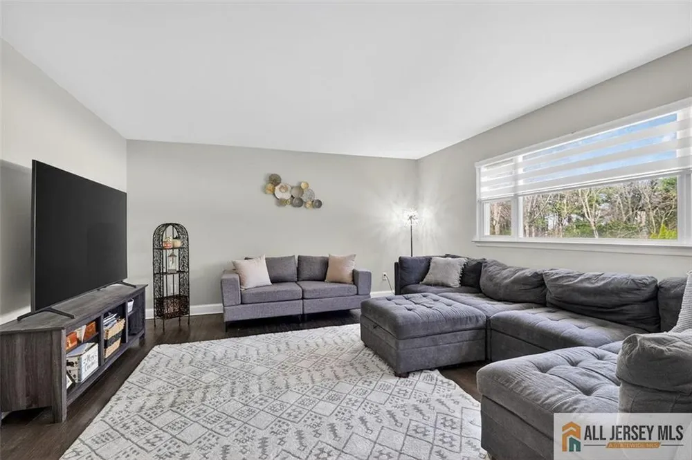 16 Colonial Dr, East Brunswick, NJ 08816