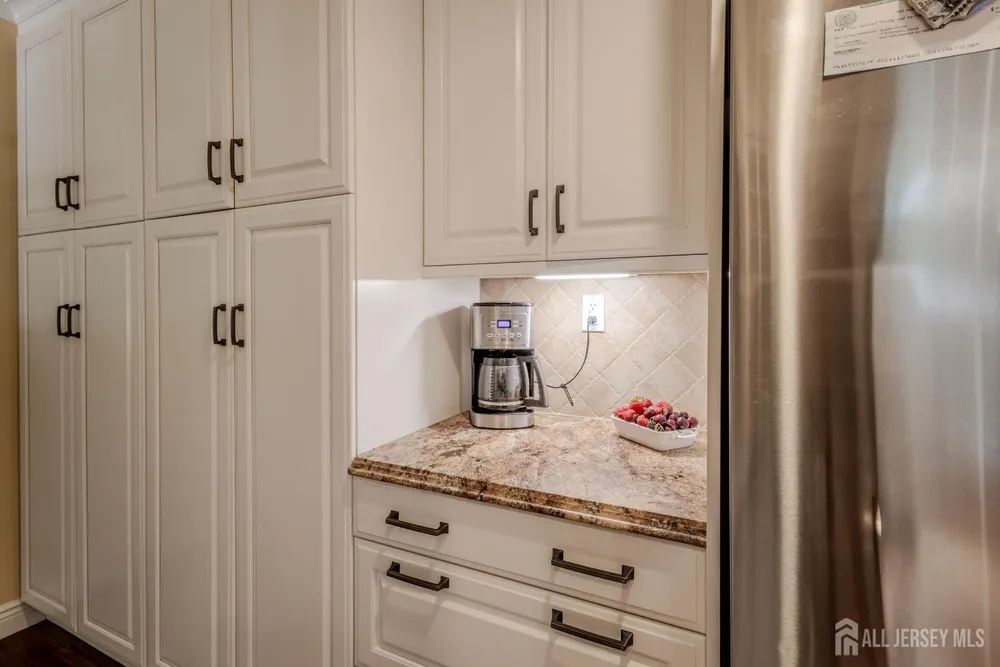 17 Stephens Dr, East Brunswick, NJ 08816