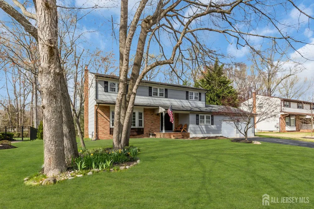 8 Queens Pl, Old Bridge, NJ 08857