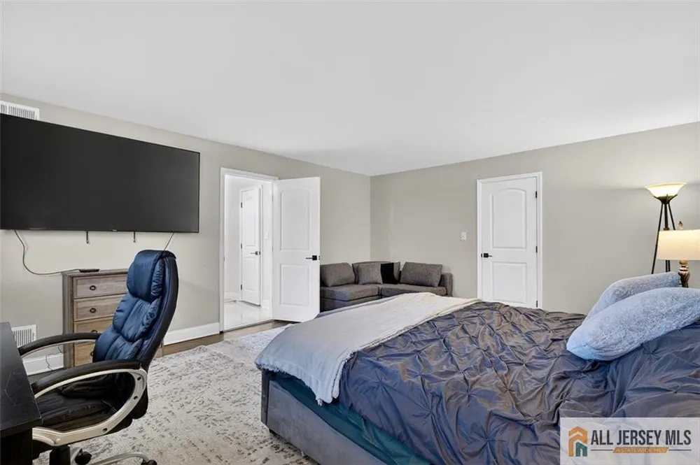 16 Colonial Dr, East Brunswick, NJ 08816