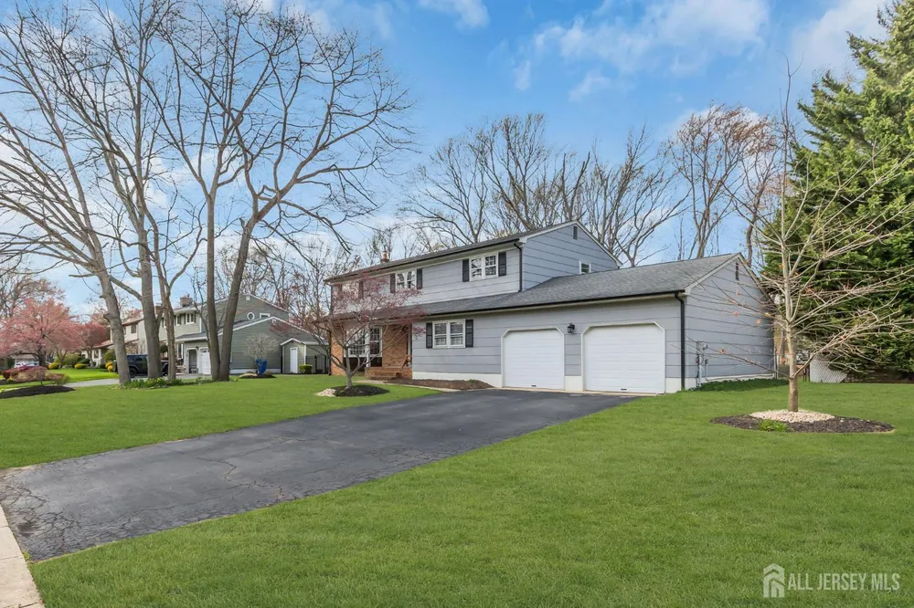 8 Queens Pl, Old Bridge, NJ 08857