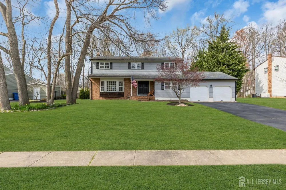 8 Queens Pl, Old Bridge, NJ 08857