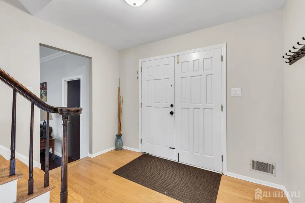 8 Queens Pl, Old Bridge, NJ 08857