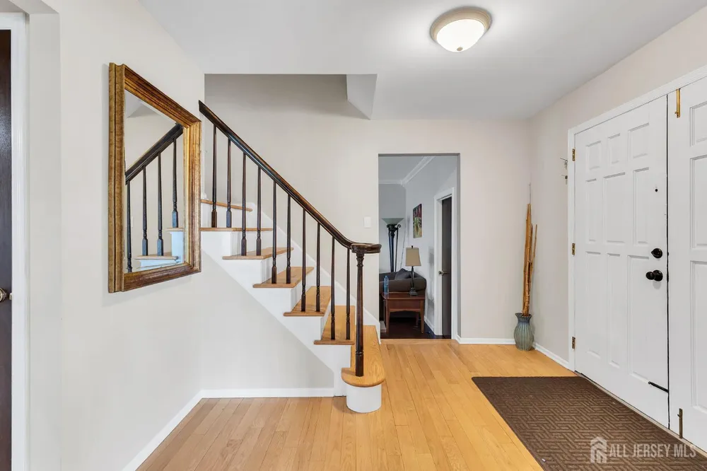 8 Queens Pl, Old Bridge, NJ 08857