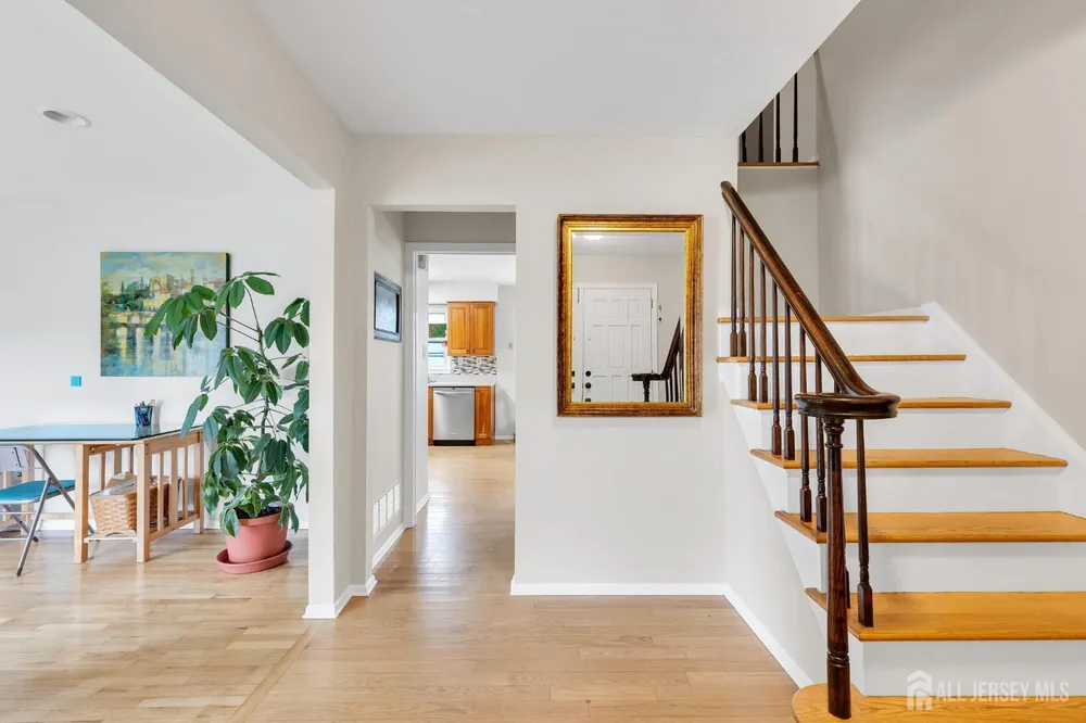 8 Queens Pl, Old Bridge, NJ 08857