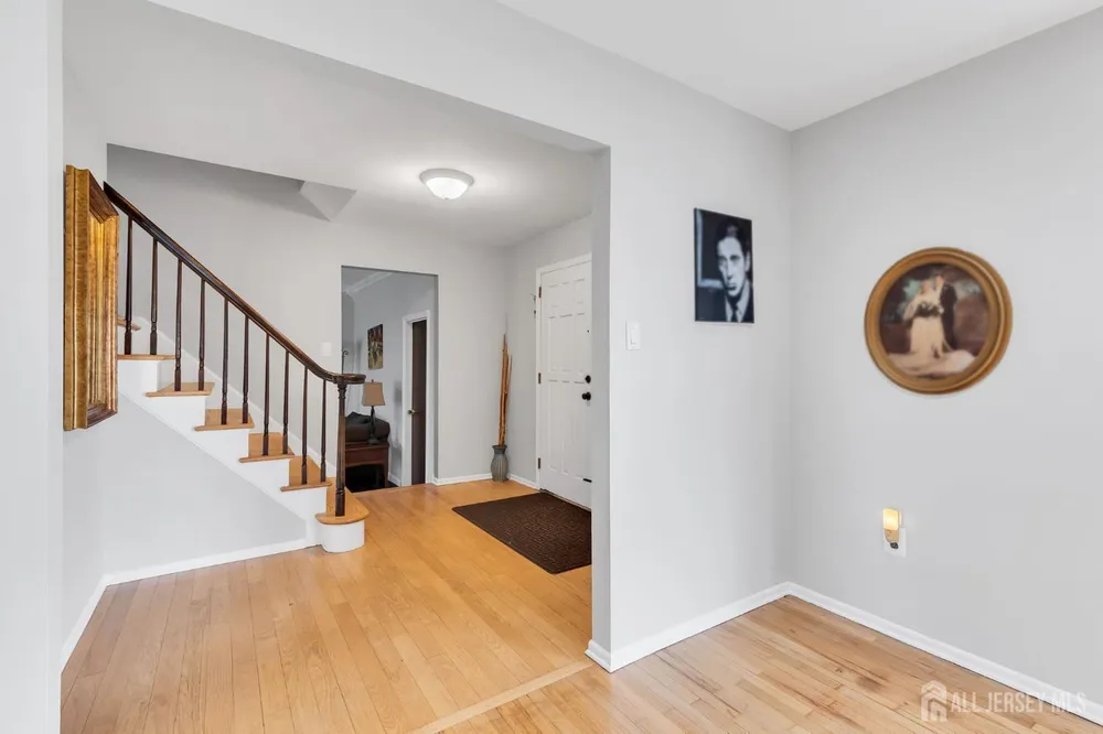 8 Queens Pl, Old Bridge, NJ 08857