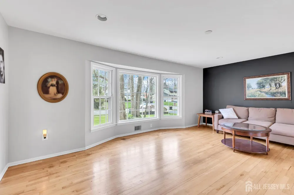 8 Queens Pl, Old Bridge, NJ 08857
