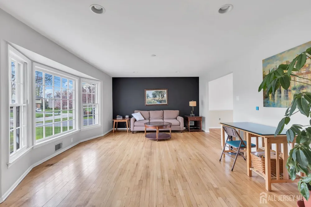 8 Queens Pl, Old Bridge, NJ 08857