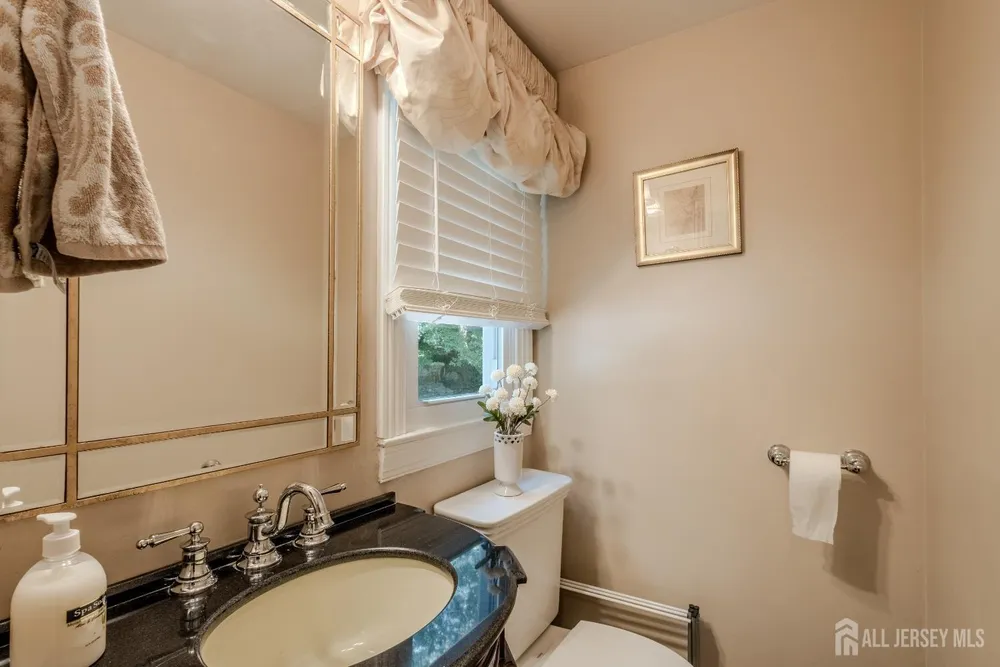 17 Stephens Dr, East Brunswick, NJ 08816