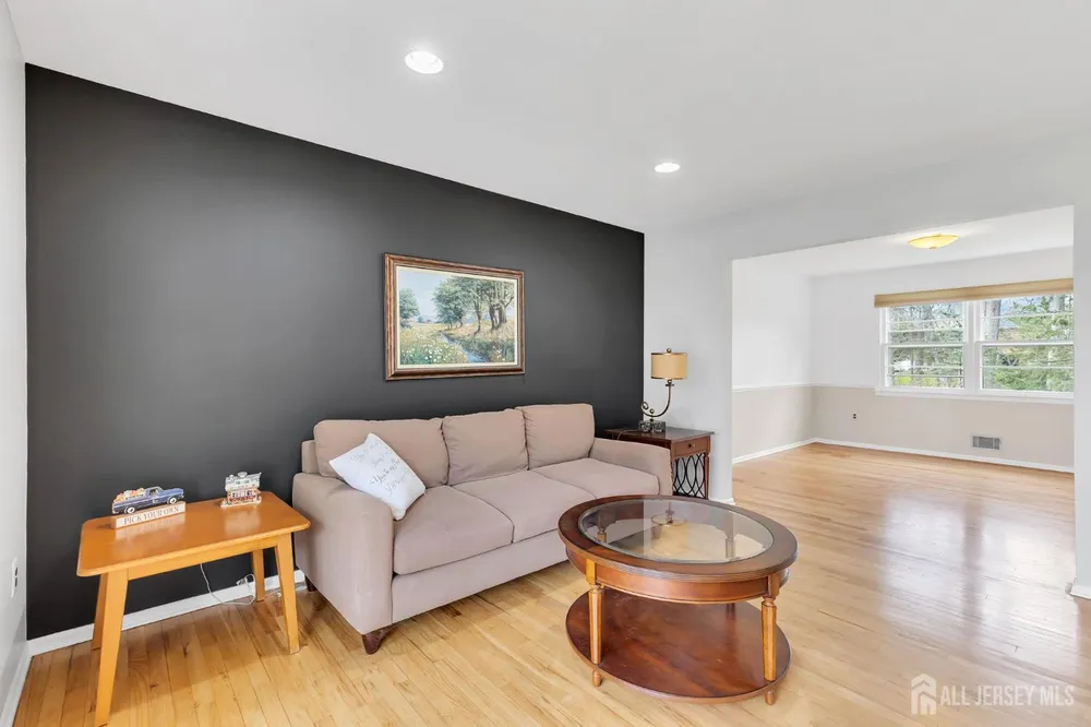 8 Queens Pl, Old Bridge, NJ 08857