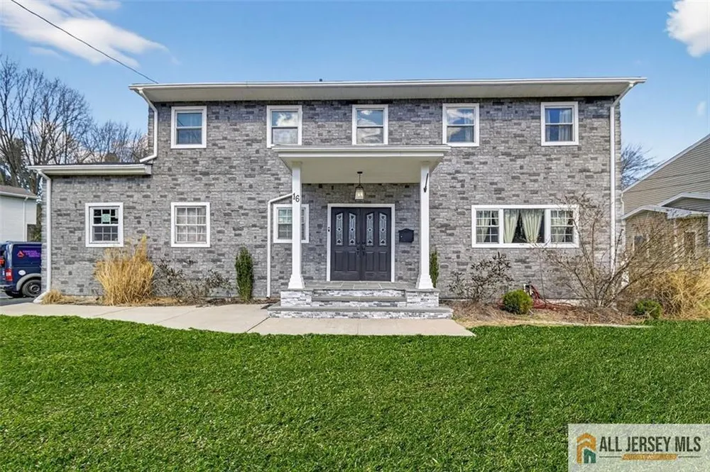 16 Colonial Dr, East Brunswick, NJ 08816