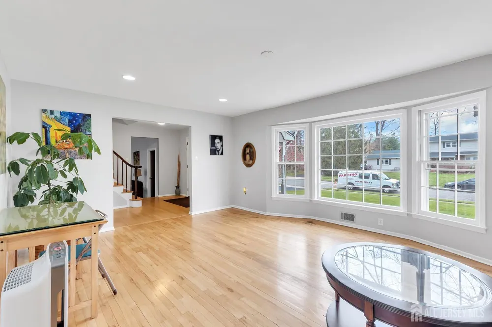 8 Queens Pl, Old Bridge, NJ 08857
