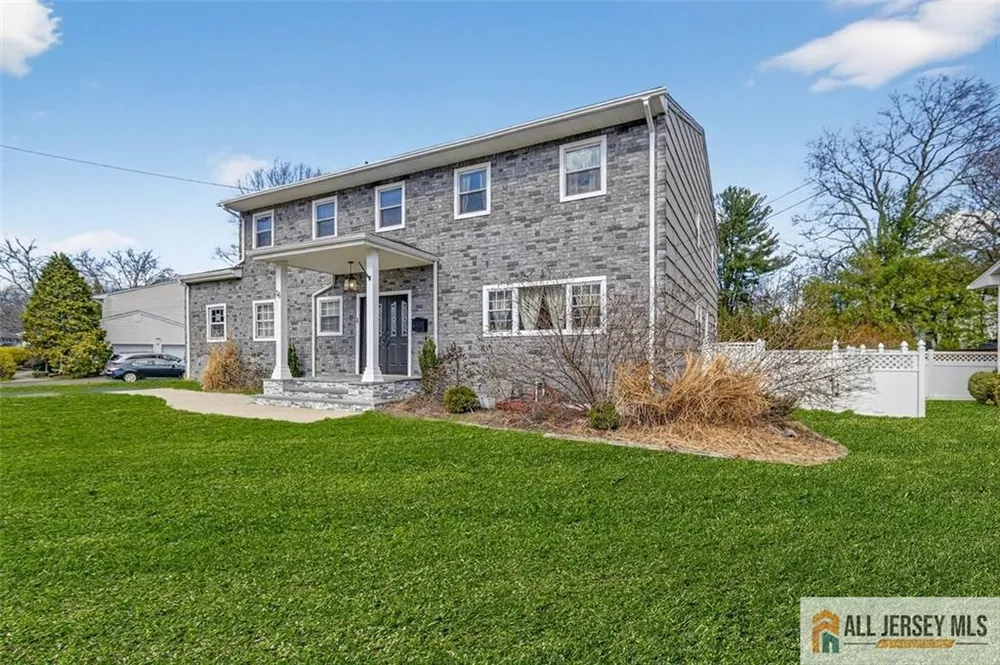 16 Colonial Dr, East Brunswick, NJ 08816