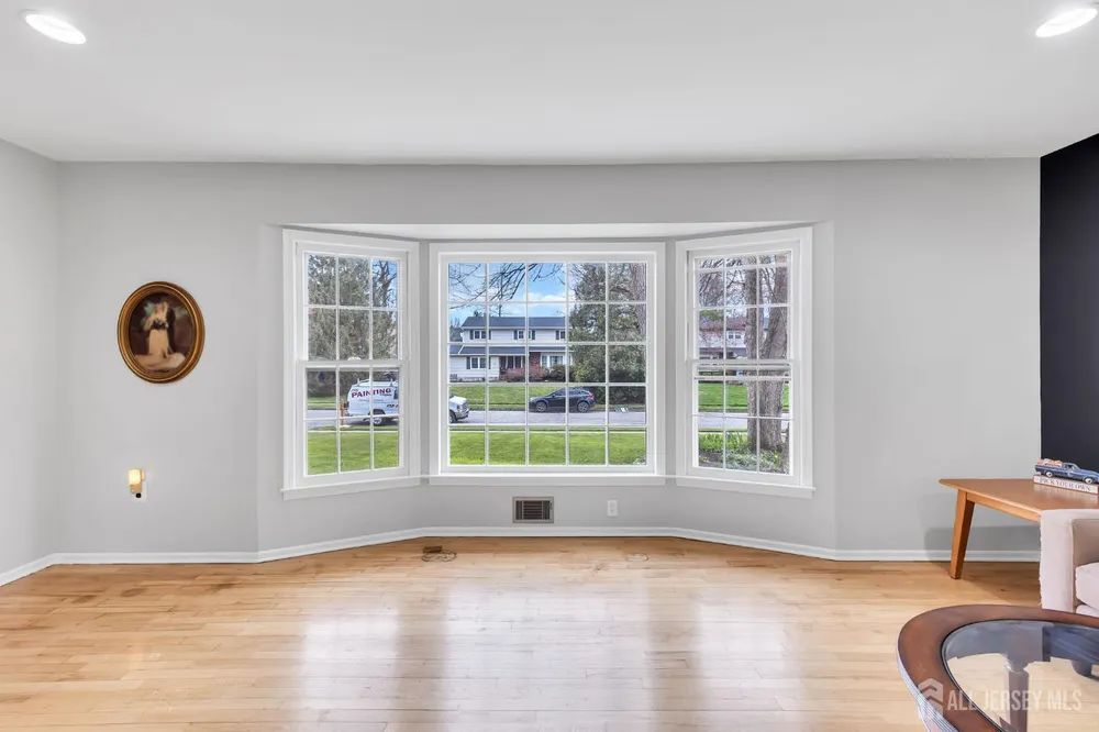 8 Queens Pl, Old Bridge, NJ 08857