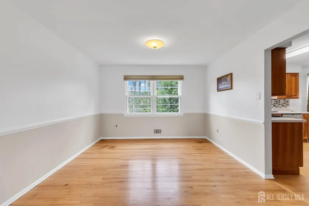 8 Queens Pl, Old Bridge, NJ 08857