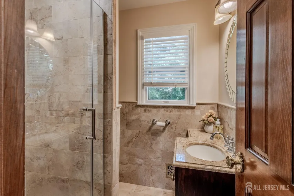 17 Stephens Dr, East Brunswick, NJ 08816