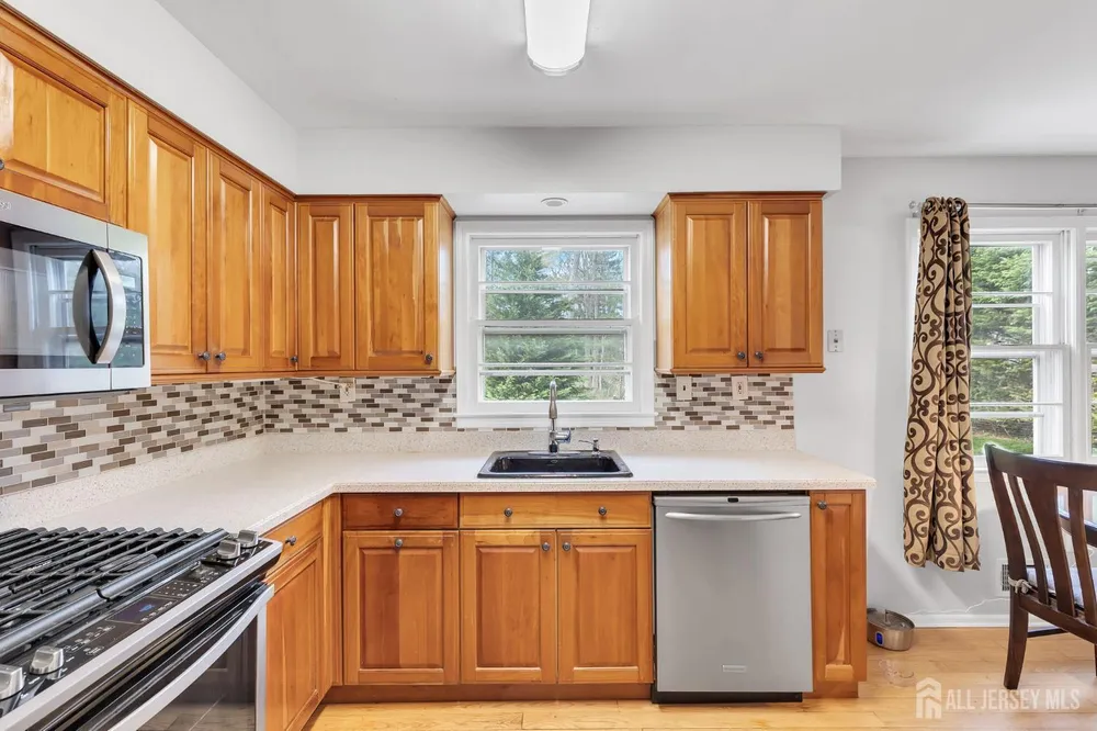 8 Queens Pl, Old Bridge, NJ 08857