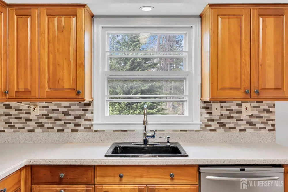 8 Queens Pl, Old Bridge, NJ 08857
