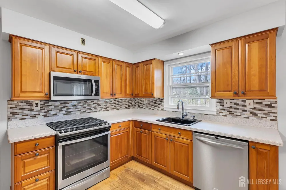 8 Queens Pl, Old Bridge, NJ 08857