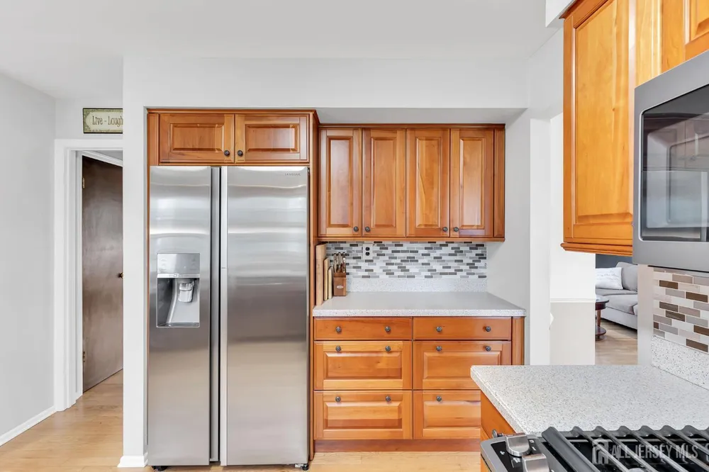 8 Queens Pl, Old Bridge, NJ 08857