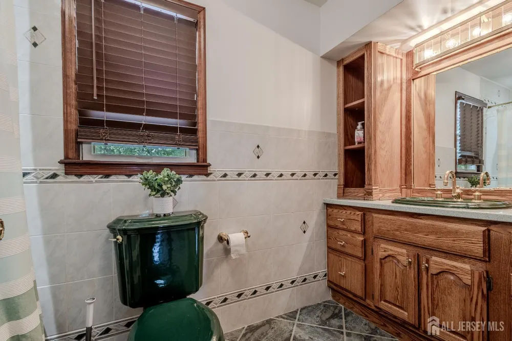 17 Stephens Dr, East Brunswick, NJ 08816