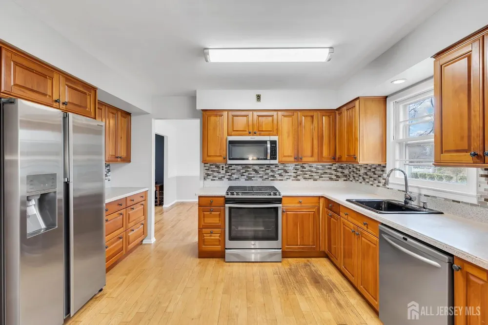 8 Queens Pl, Old Bridge, NJ 08857