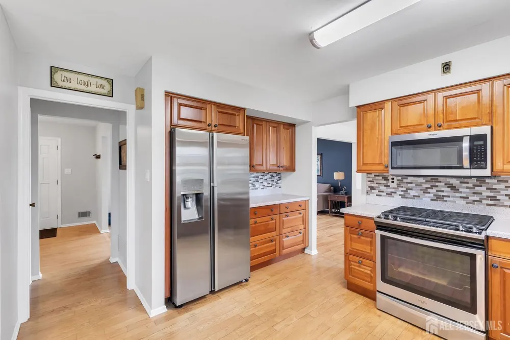 8 Queens Pl, Old Bridge, NJ 08857