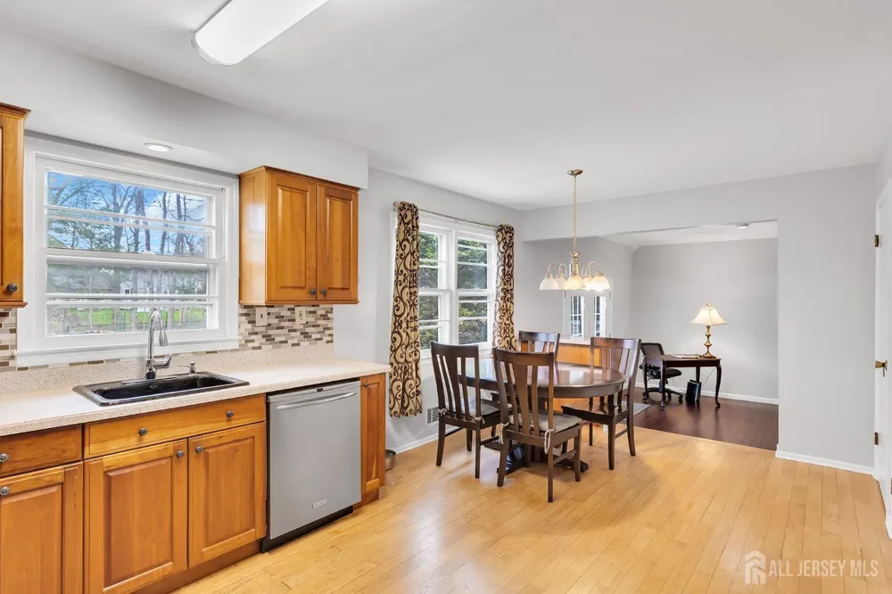 8 Queens Pl, Old Bridge, NJ 08857