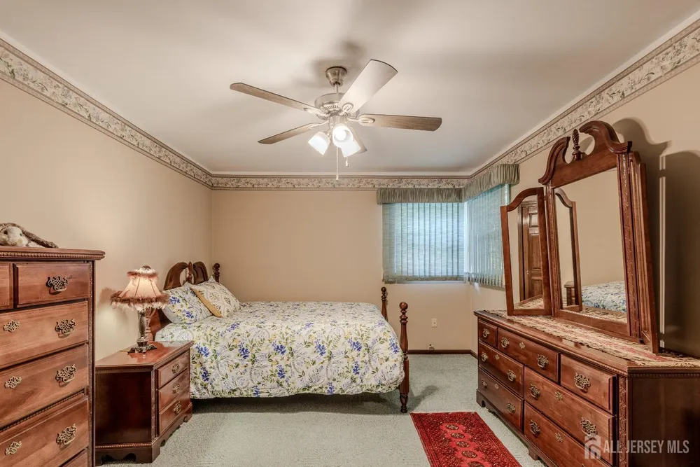17 Stephens Dr, East Brunswick, NJ 08816
